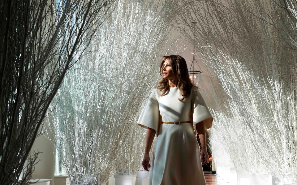 Bà Melania Trump mặc váy trắng đẹp như thiên thần tuyết, chuẩn bị cho Giáng sinh tại Nhà Trắng