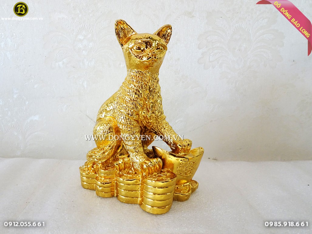 Mèo phong thủy đứng trên tiền bằng đồng mạ vàng 24k cao 16cm