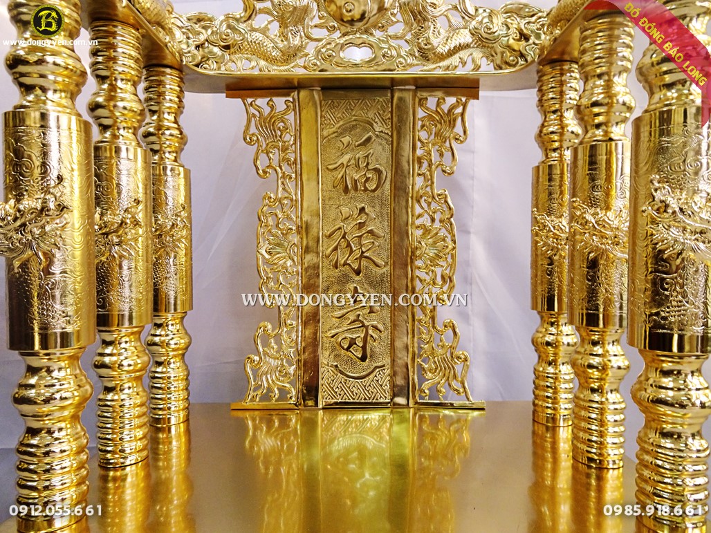 Ngai thờ bằng đồng mạ vàng 24k được gò chạm tỉ mỉ, tinh xảo từng đường nét