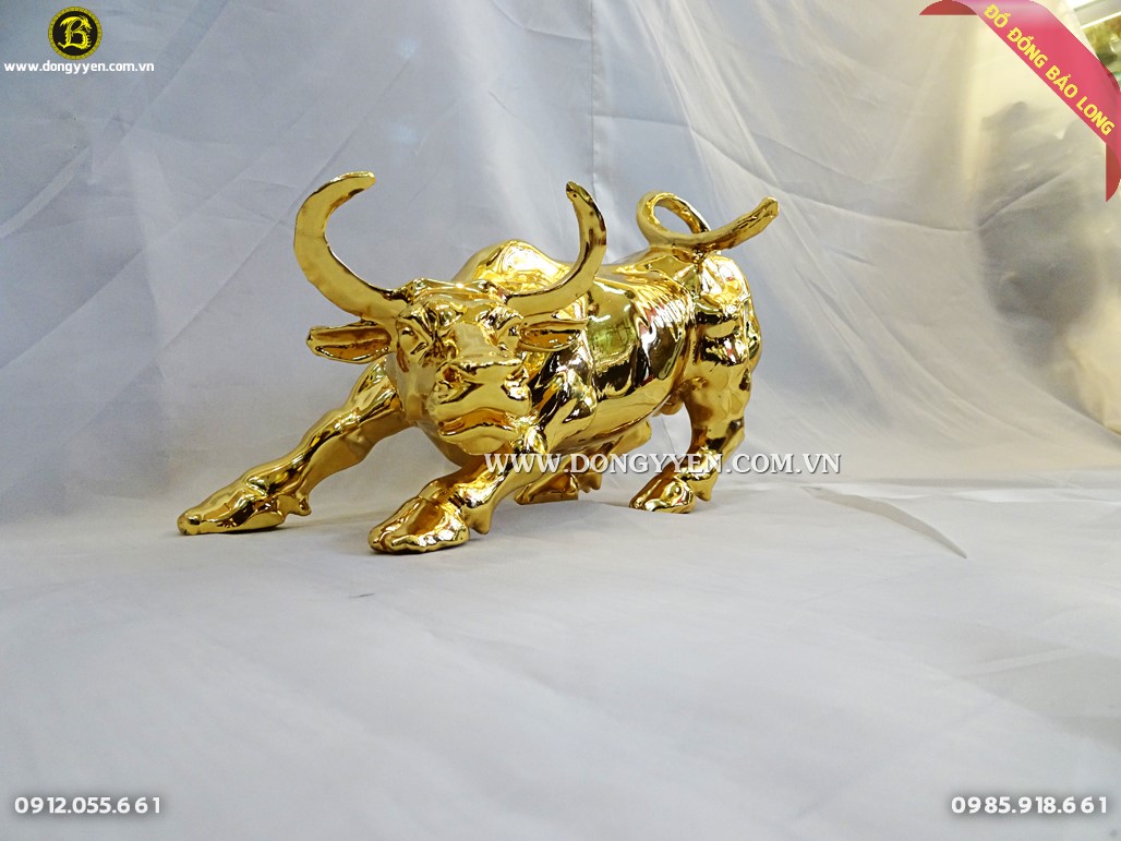 Trâu được đúc thủ công bằng đồng vàng với chiều dài 30cm, cao 20cm