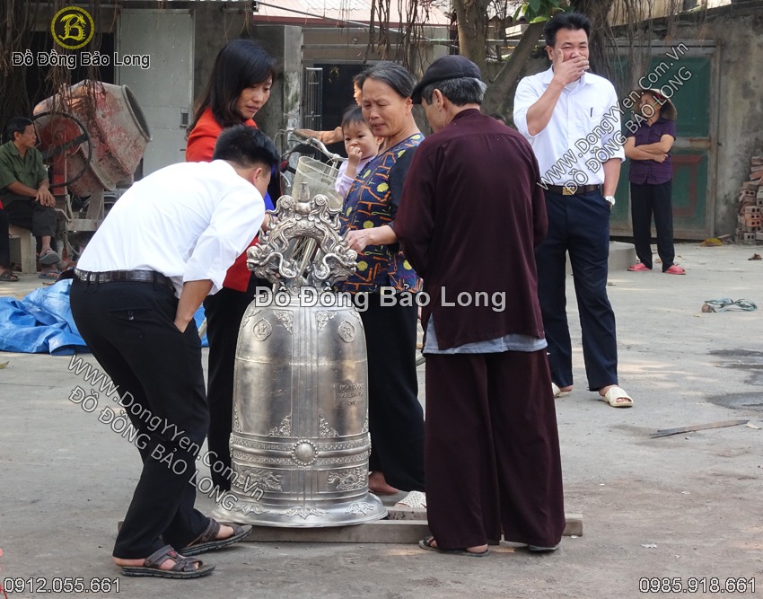 Chuông đồng 1 tạ với những đường nét hoa văn tinh xảo khi hoàn thiện