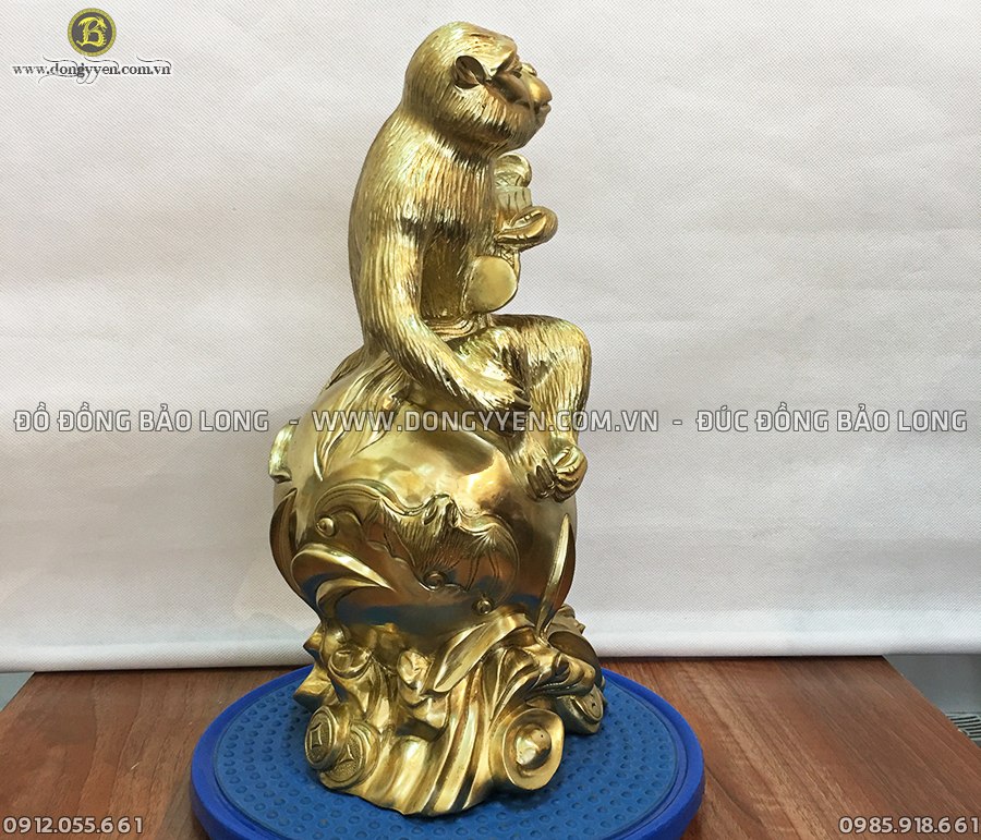 Khỉ phong thủy ngồi trên quả đào cao 38cm