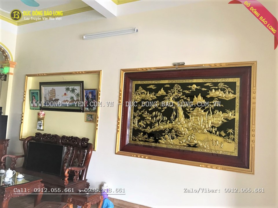 Tranh đồng quê được treo cân đối với bức tường