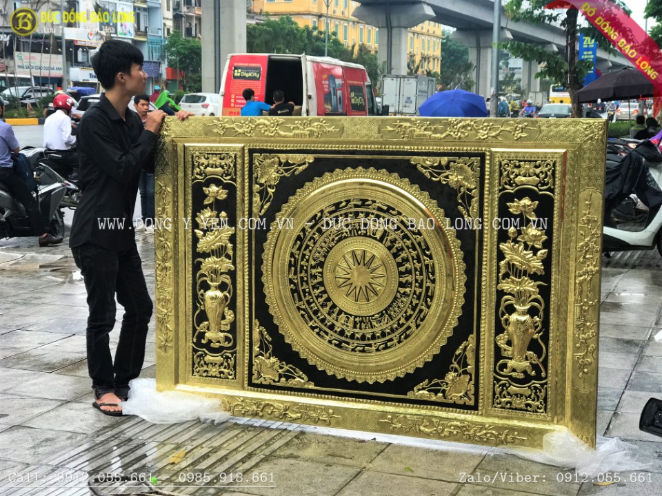 Tranh mặt trống đồng hoa sen được chạm tay thủ công bởi nghệ nhân của Bảo Long