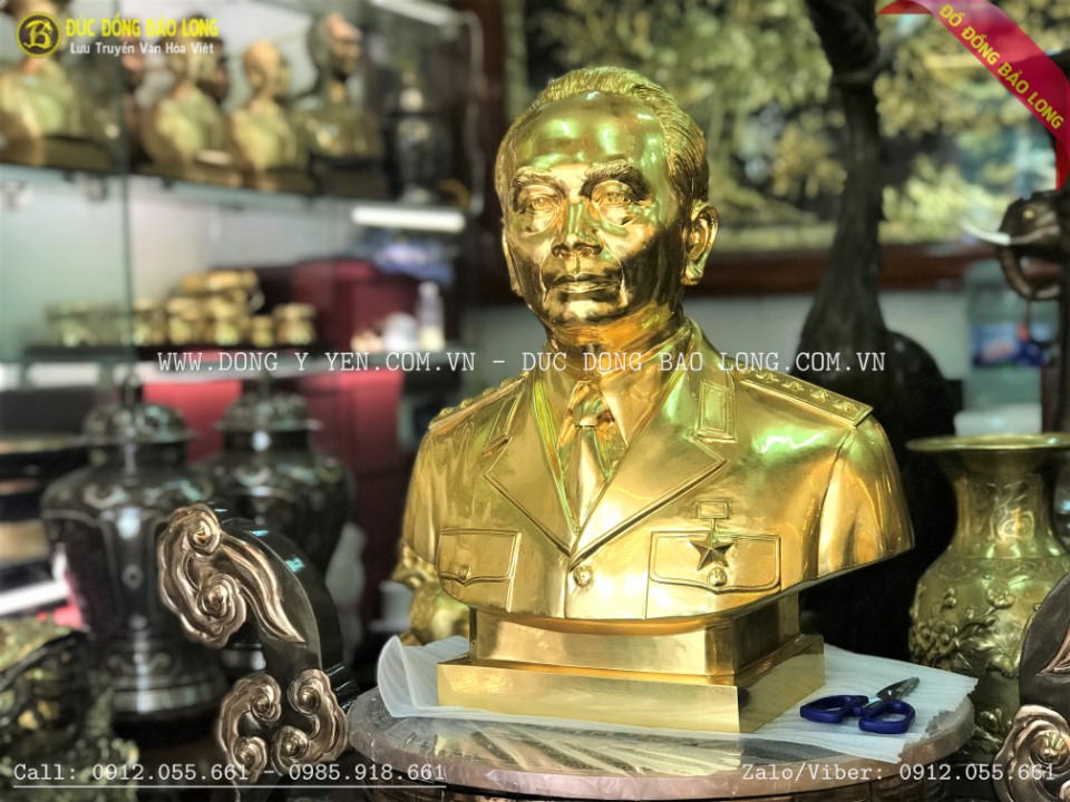 Tượng đại tướng Võ Nguyên Giáp bằng đồng dát vàng