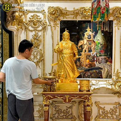 Bàn giao tượng Trần Hưng Đạo bằng đồng dát vàng 9999 cao 1m07 cho khách hàng TP.HCM