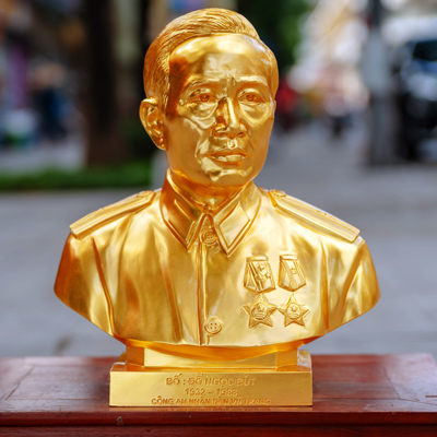Tượng Chân Dung Cụ Ông Bằng Đồng Dát Vàng 9999 Cao 42cm