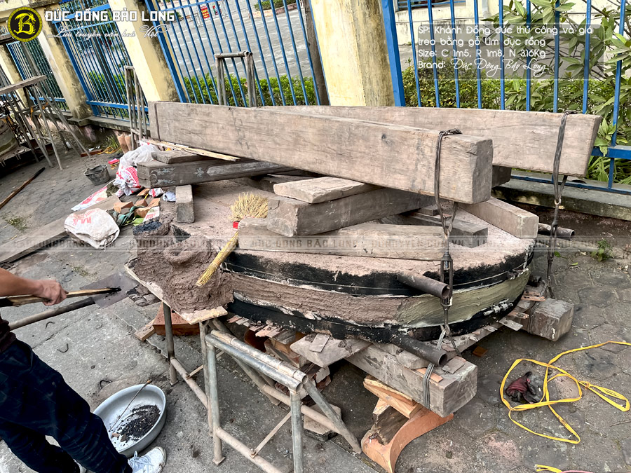 Khánh Đồng 316kg Và Giá Treo Gỗ Lim Cho Nhà Thờ, Đền, Miếu, Chùa