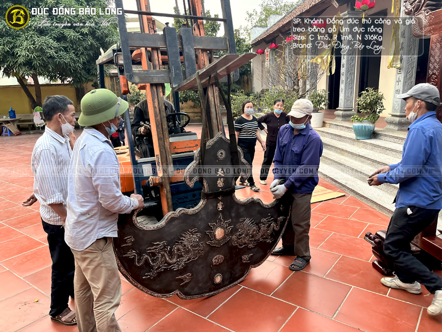 Khánh Đồng 316kg Và Giá Treo Bằng Gỗ Lim Đục Rồng