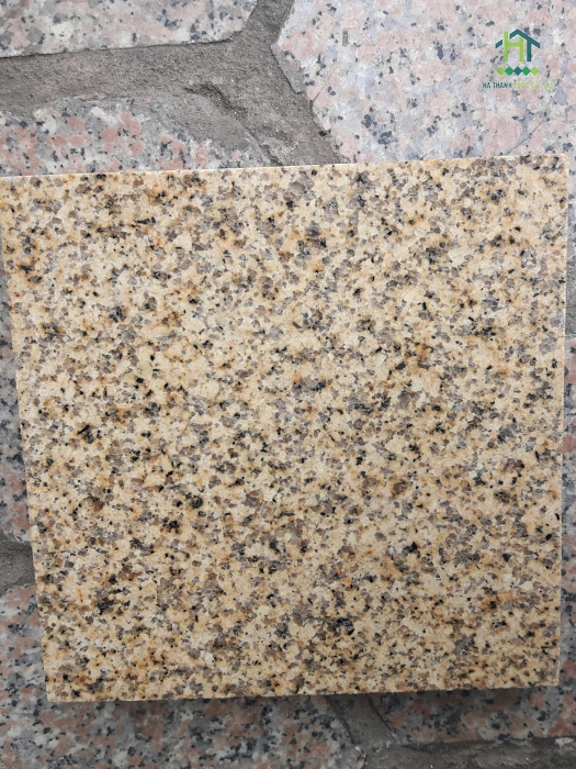 Đá vàng nhạt khò lửa