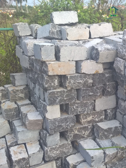 Đá bó bồn hoa cọc rung