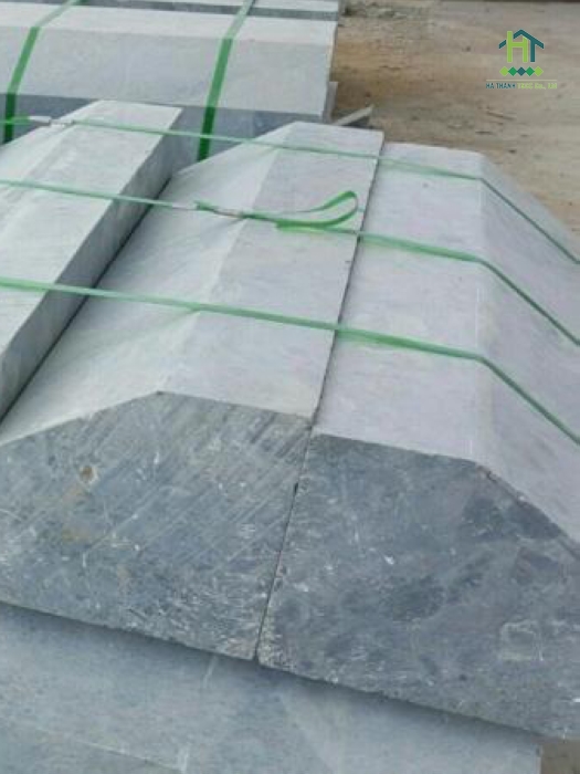 Đá bó vỉa xanh rêu