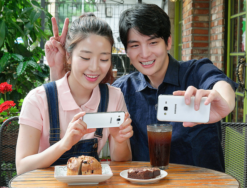 Những smartphone tầm trung selfie tốt cho phái đẹp
