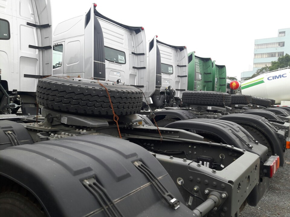 Đầu kéo Howo A7 cầu dầu 375HP kéo mooc ben CIMC
