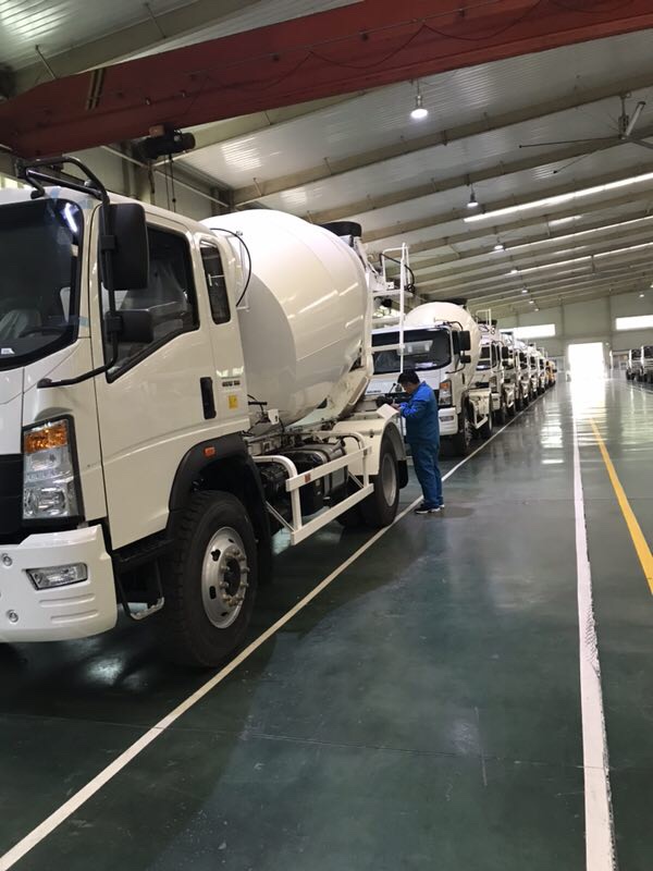 XE TRỘN BÊ TÔNG HOWO 6 KHỐI