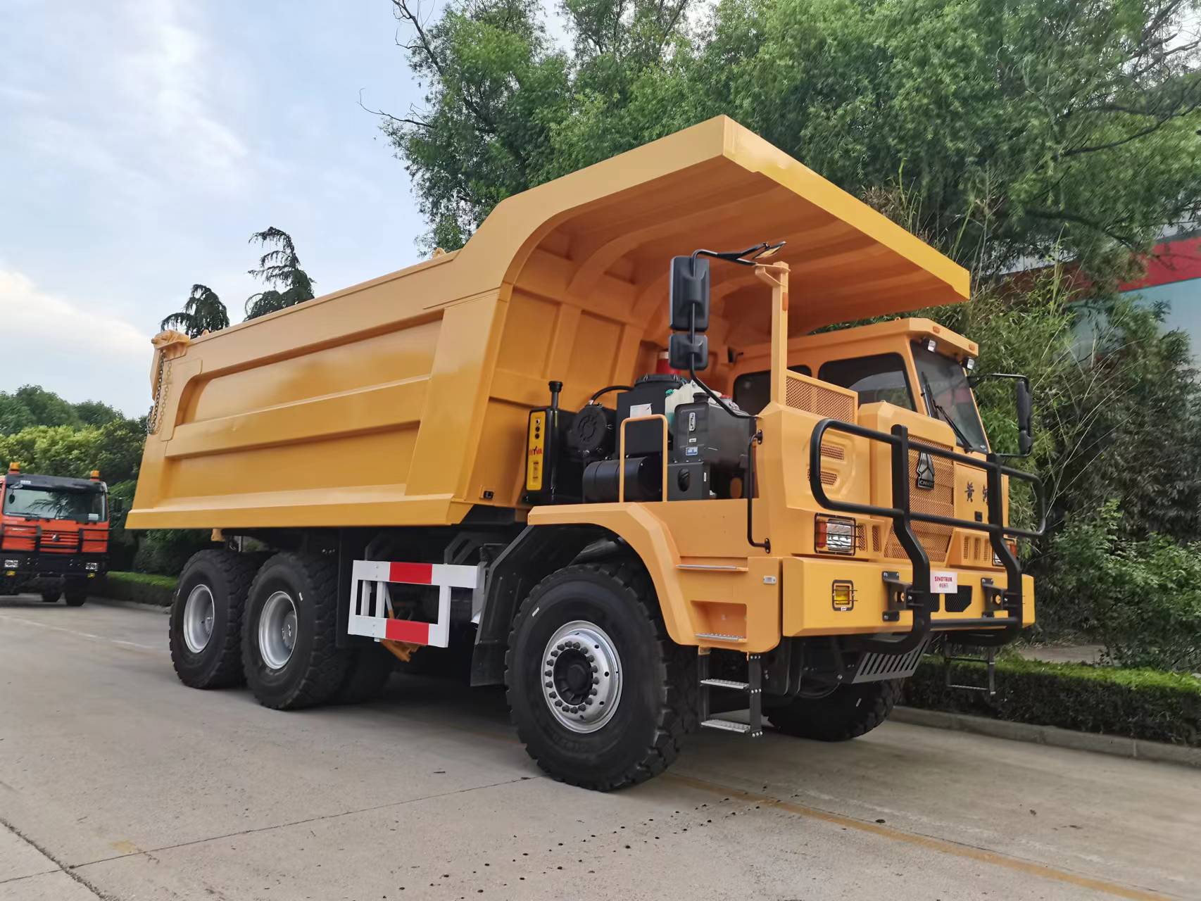 XE BEN MỎ HOWO 105 TẤN