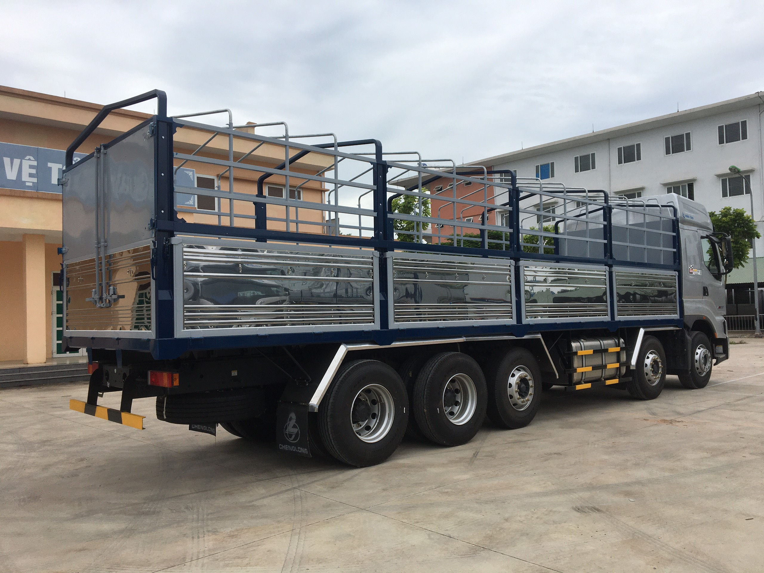 Xe tải thùng Chenglong 5 chân nhập khẩu