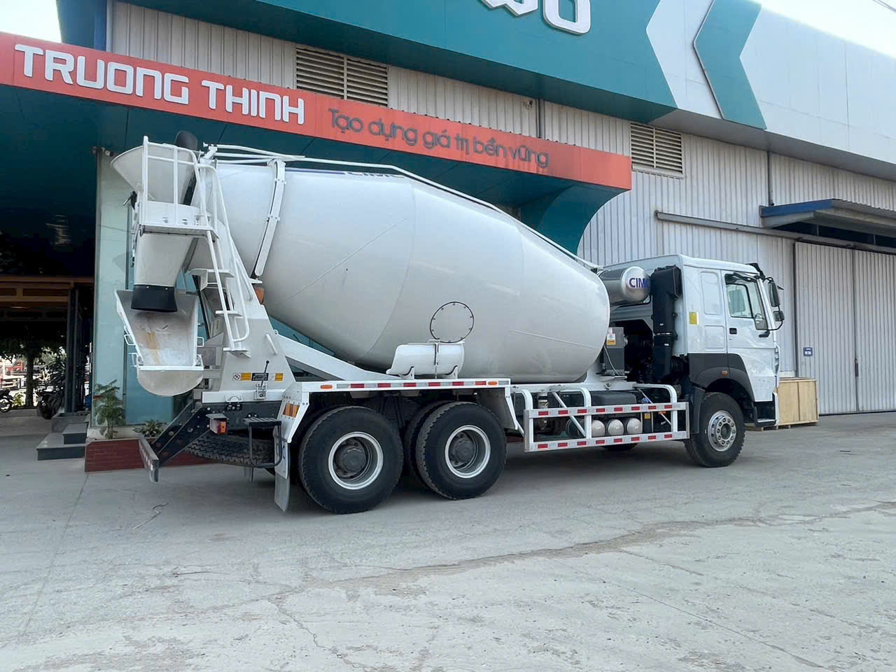 XE TRỘN BÊ TÔNG HOWO 12 KHỐI BỒN CIMC