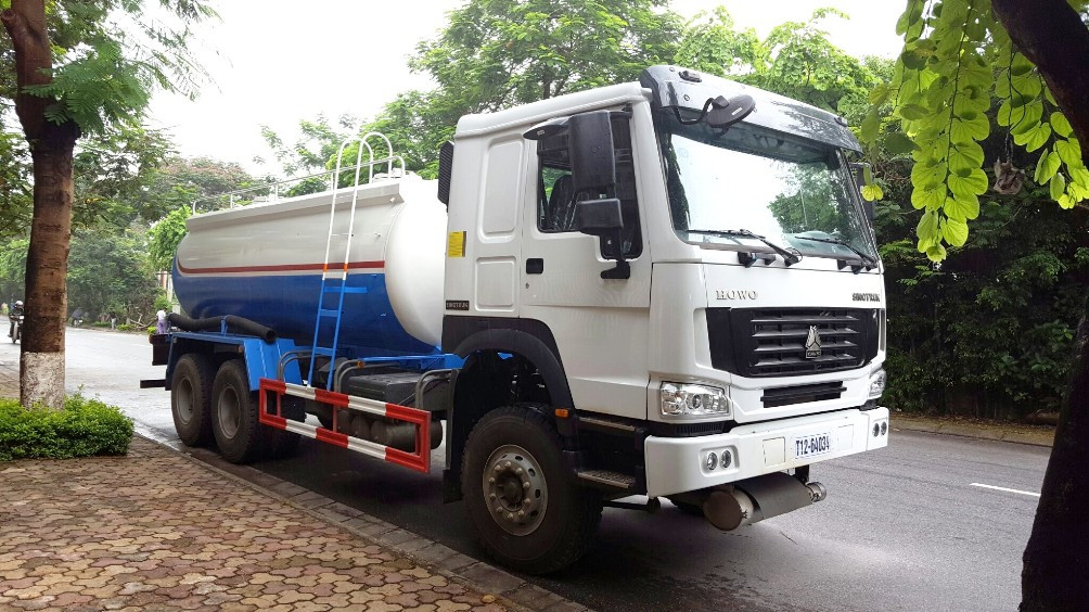 Ô TÔ XITEC CHỞ XI MĂNG HOWO  LIỀN THÂN (3 CHÂN)