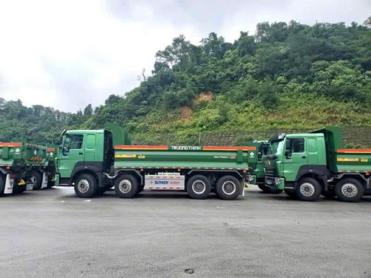 XE BEN HOWO 4 CHÂN THÙNG U V7G NHẬP KHẨU
