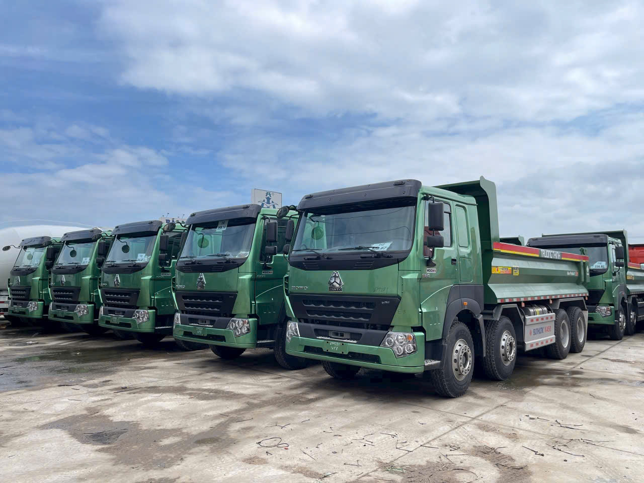 XE BEN HOWO 4 CHÂN THÙNG U V7G NHẬP KHẨU