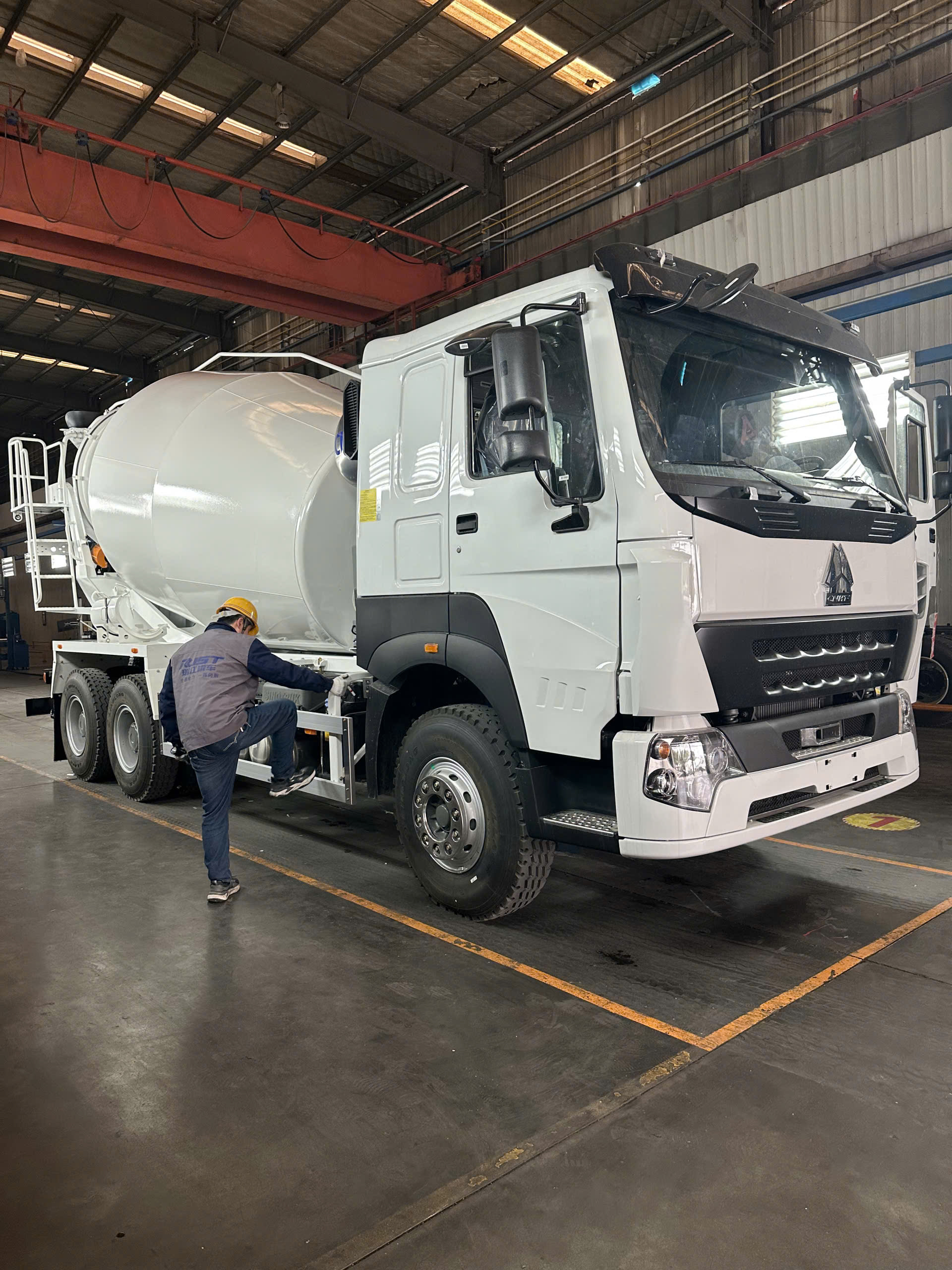 XE TRỘN BÊ TÔNG HOWO 12 KHỐI BỒN CIMC