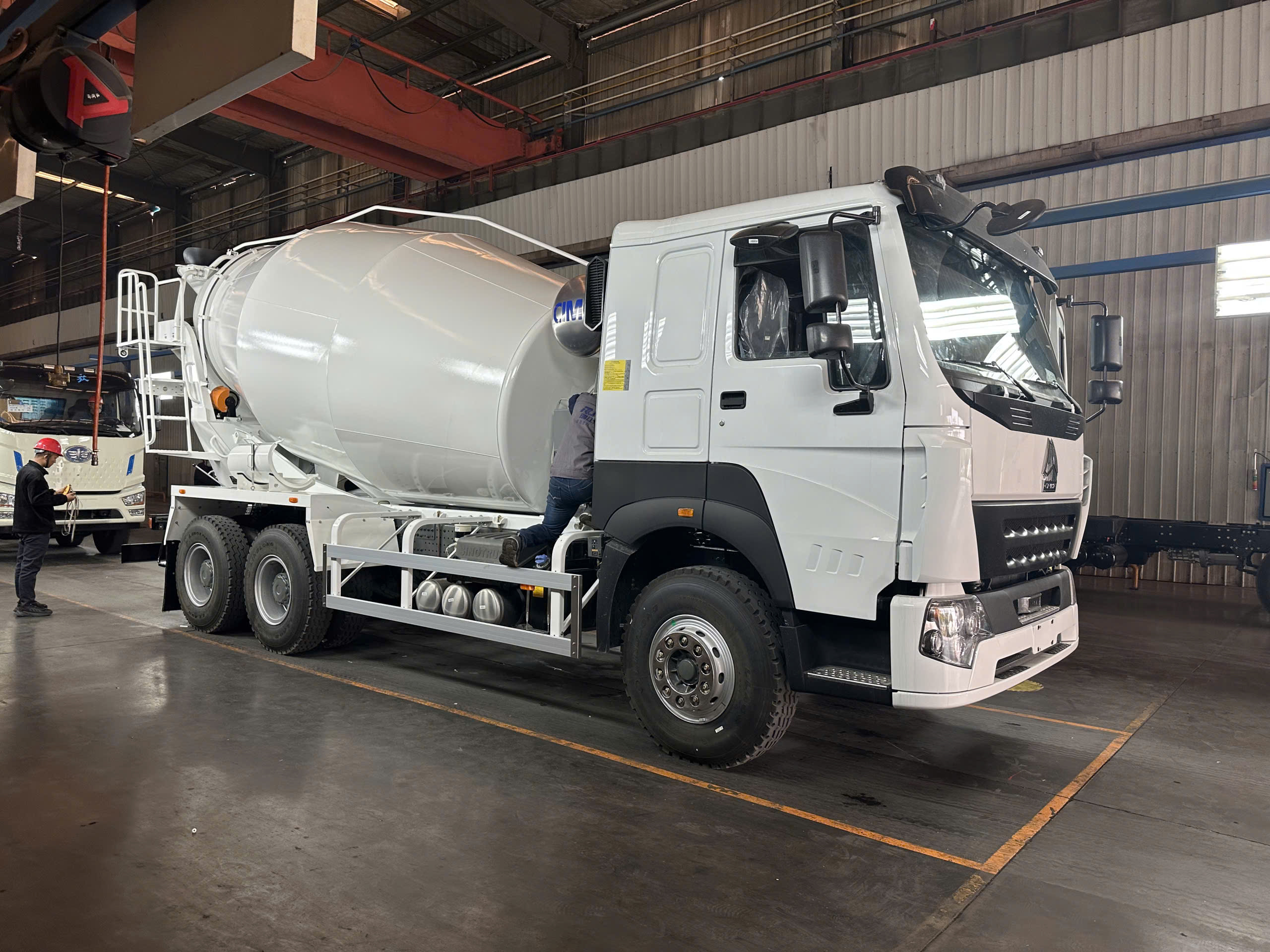 XE TRỘN BÊ TÔNG HOWO 12 KHỐI BỒN CIMC