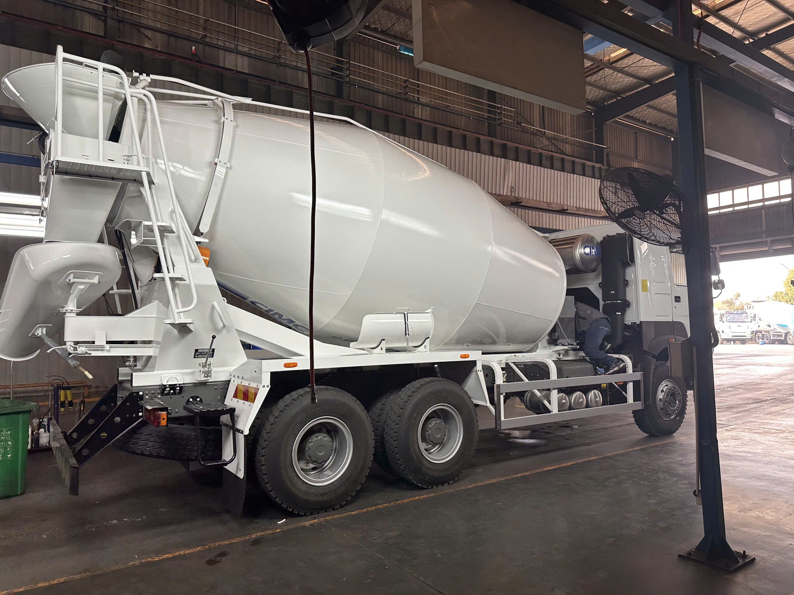 XE TRỘN BÊ TÔNG HOWO 12 KHỐI BỒN CIMC