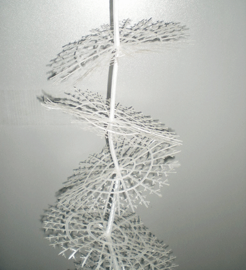 Lưới nhựa thả xuống để cho vi sinh khuẩn bám Lưới nhựa thả xuống để cho vi sinh khuẩn bám