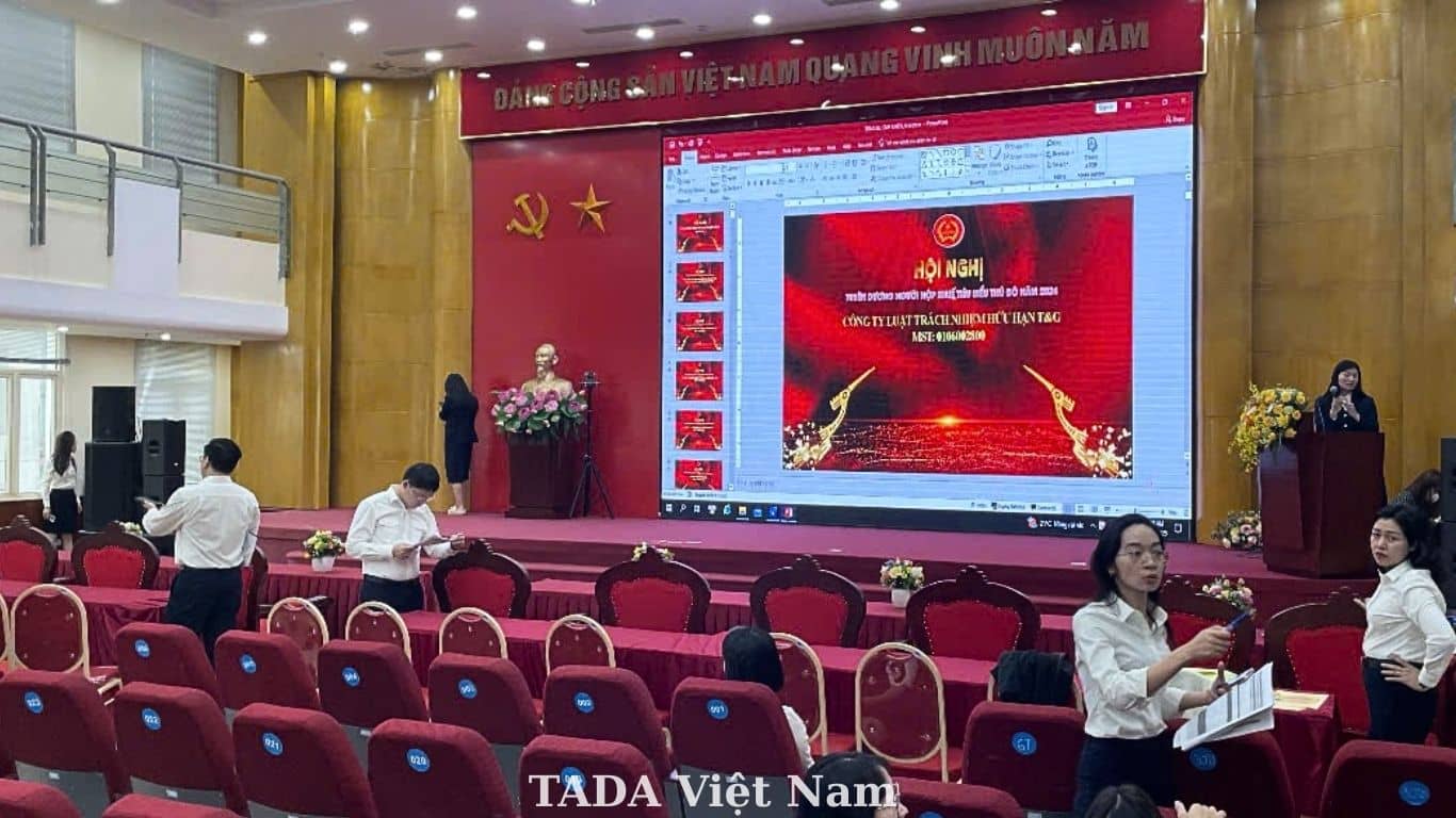 TADA Việt Nam Cung Cấp Standee Điện Tử Tại Hội Nghị Tuyên Dương Người Nộp Thuế Tiêu Biểu Thủ Đô 2024
