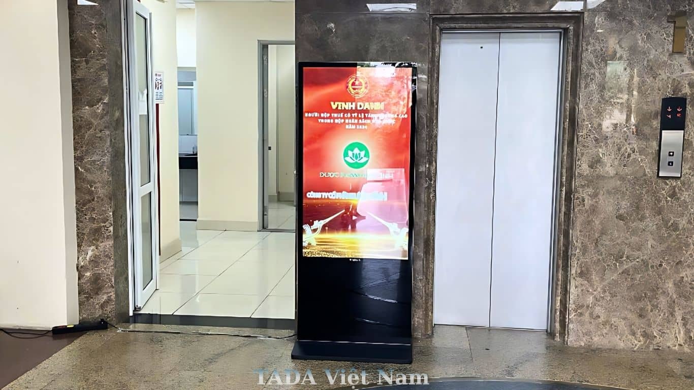 TADA Việt Nam Cung Cấp Standee Điện Tử Tại Hội Nghị Tuyên Dương Người Nộp Thuế Tiêu Biểu Thủ Đô 2024