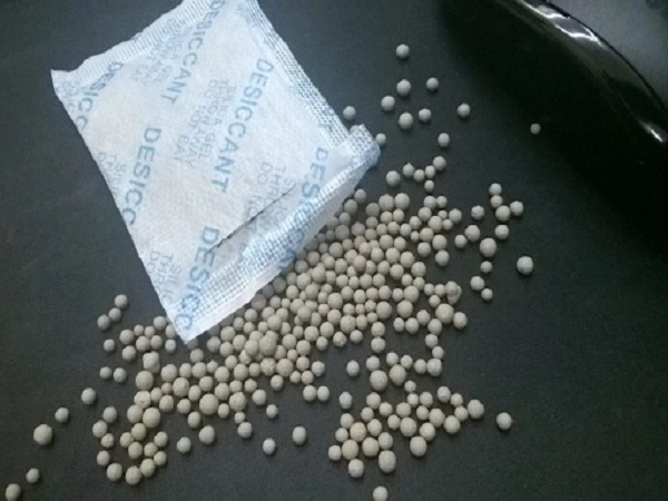 Hạt hút ẩm và những điều cần biết để dùng túi hút ẩm đúng cách