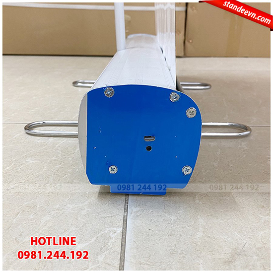 standee cuốn chân inox