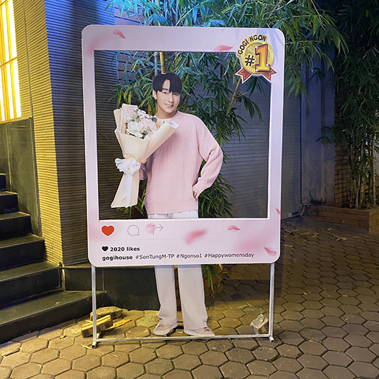 standee mô hình người Sơn Tùng MTP