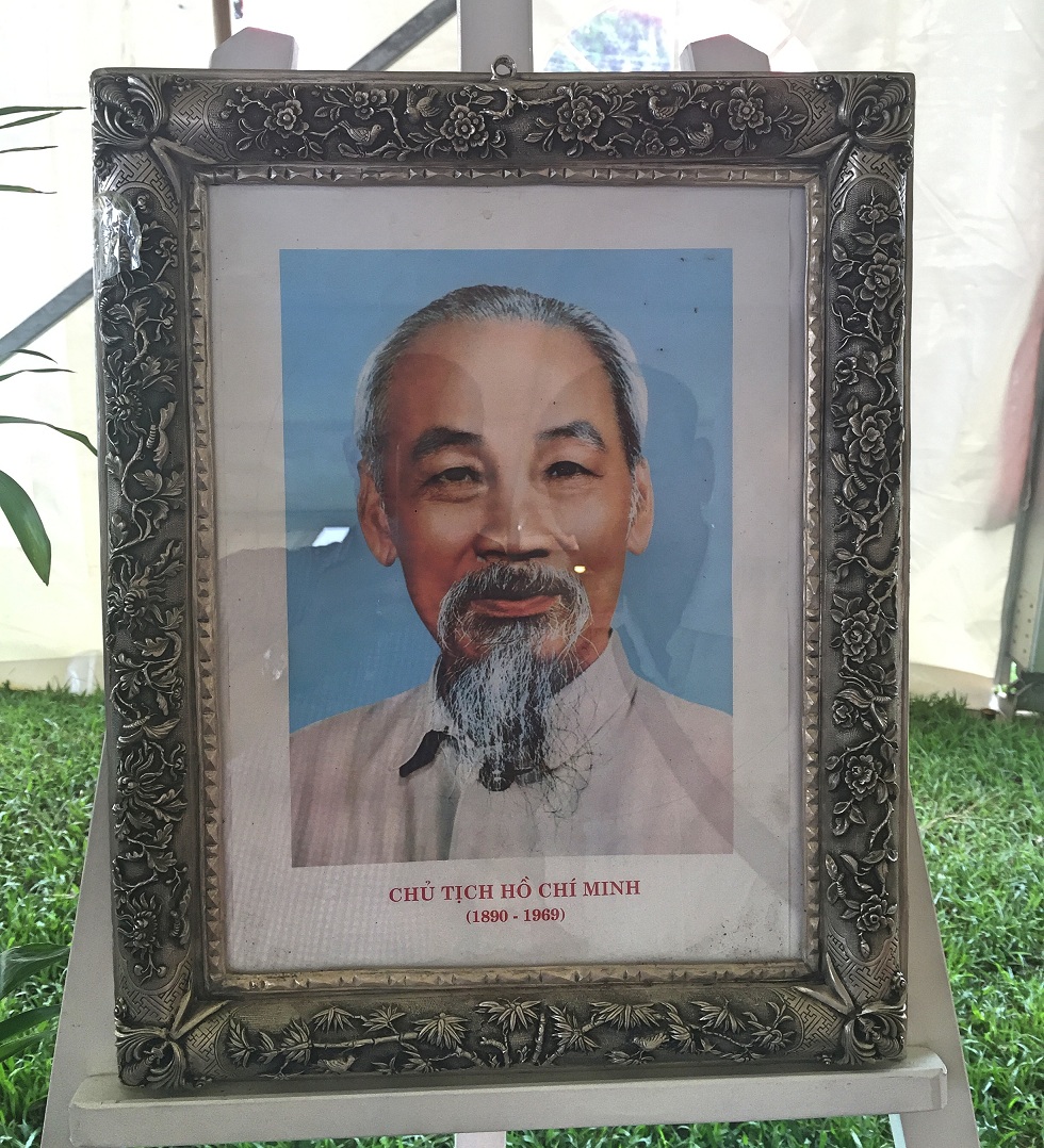 KHUNG TRANG BẠC