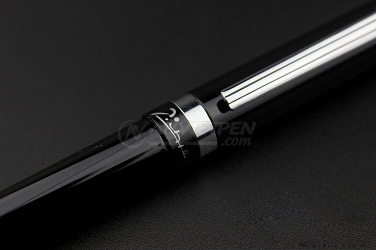 Logo PicassoÂ ÄÆ°á»£c in mà u trắng ná»i báºt Ỡgiữa bút