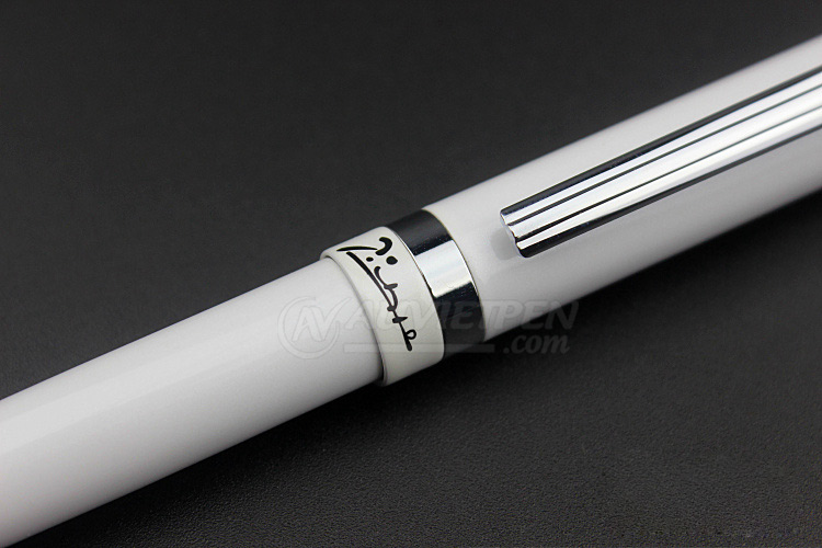 Logo PicassoÂ ÄÆ°á»£c in mà u Äen ná»i báºt Ỡgiữa bút