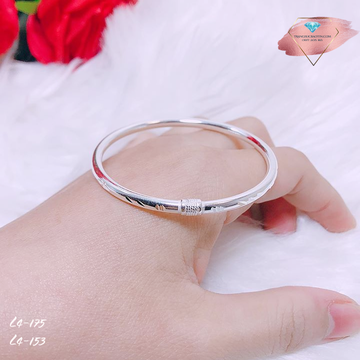 Chiếc vòng tay khóa và chìa khóa bằng bạc của Bảo Tín jewelry là món đồ trang sức lý tưởng cho những người yêu thích sự lãng mạn và tinh tế. Thiết kế độc đáo và cực kỳ tinh xảo, nó không chỉ đem lại vẻ đẹp cho người đeo mà còn mang lại may mắn và truyền cảm hứng cho cuộc sống.