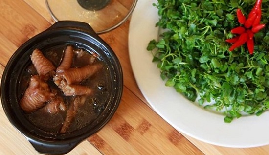chân gà đông tảo hầm thuốc bắc