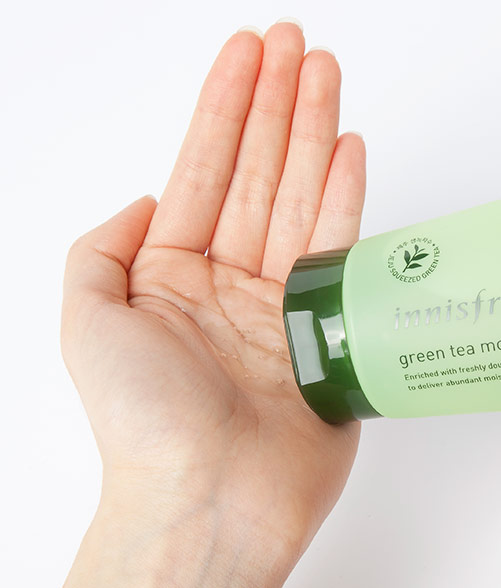 Sữa rửa mặt Innisfree Green Tea Morning Cleanser có dạng gel lỏng trong suốt không tạo bọt