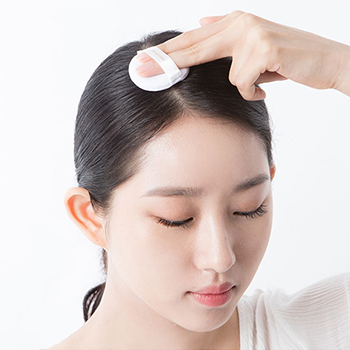 Dùng Innisfree No Sebum Mineral Powder để thấm dầu cho vùng da đầu