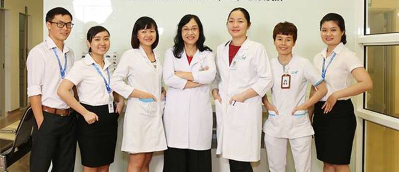 Bác sĩ Hương Thảo tại Bệnh viện Đại học Y Dược tpHCM (Đứng vị trí thứ 3 từ phải sang)