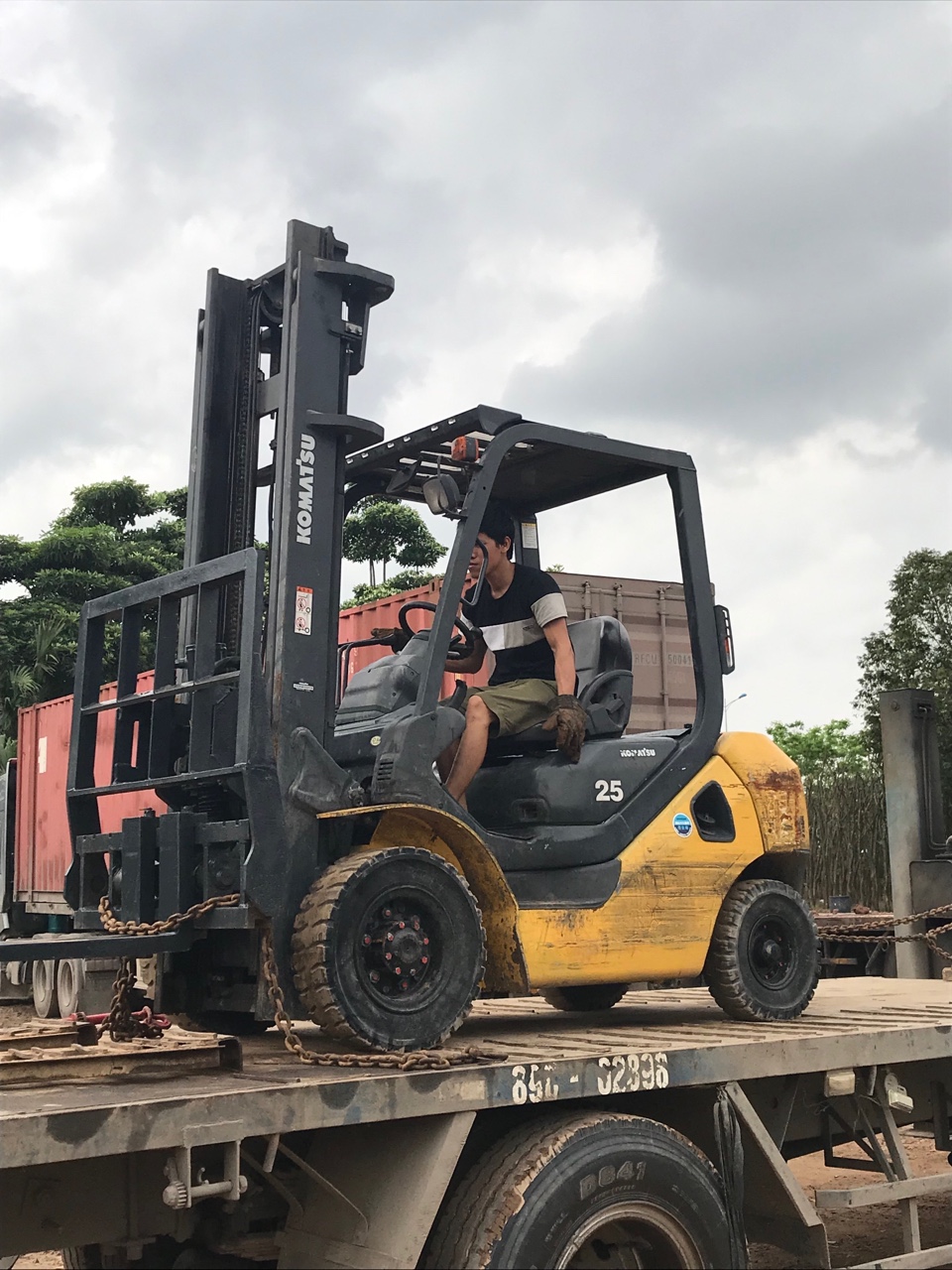 Hướng dẫn cách dừng và đỗ xe nâng an toàn của Komatsu