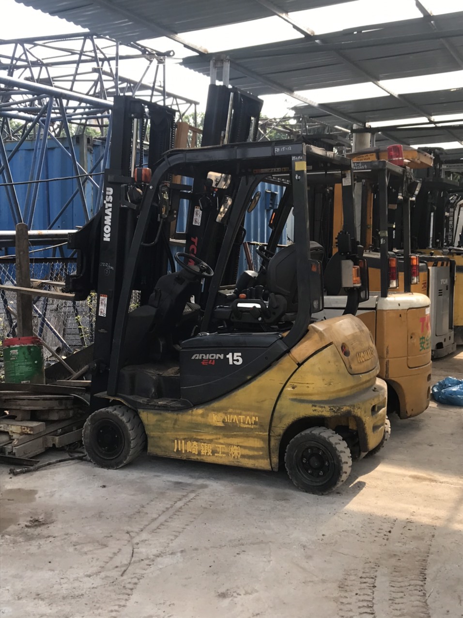 Hướng dẫn cách thuê xe nâng điện Komatsu đứng và ngồi lái 1.5 tấn đúng cách