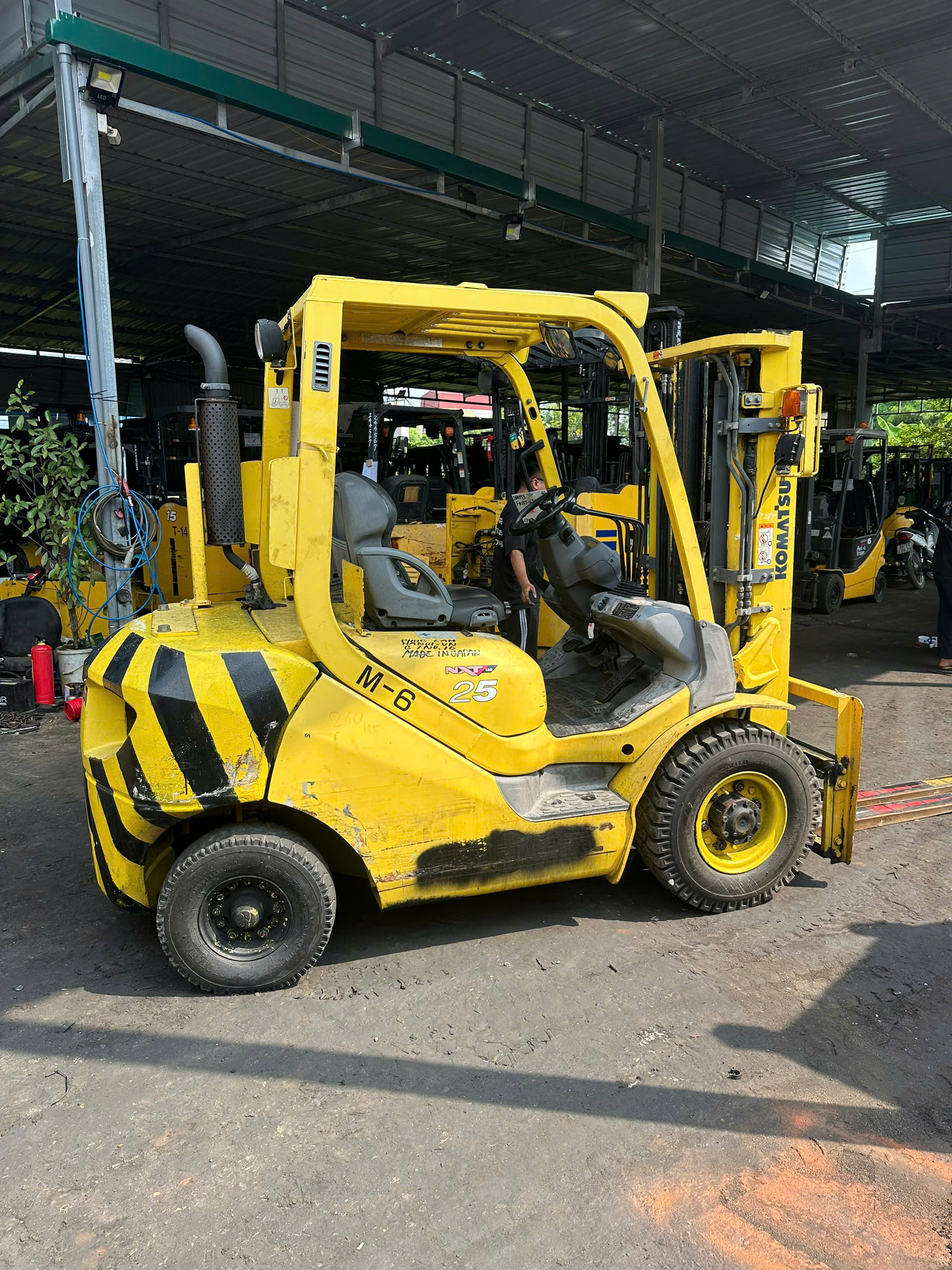 Xe nâng dầu Komatsu 2.5 tấn FD25T-16 (720729), sản xuất năm 2006