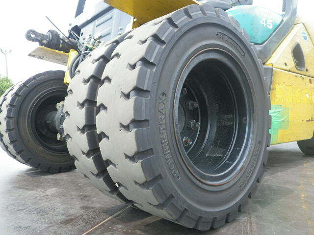 Xe nâng dầu KOMATSU 4.5 tấn FD45T-10 Seri 134647, sản xuất năm 2010