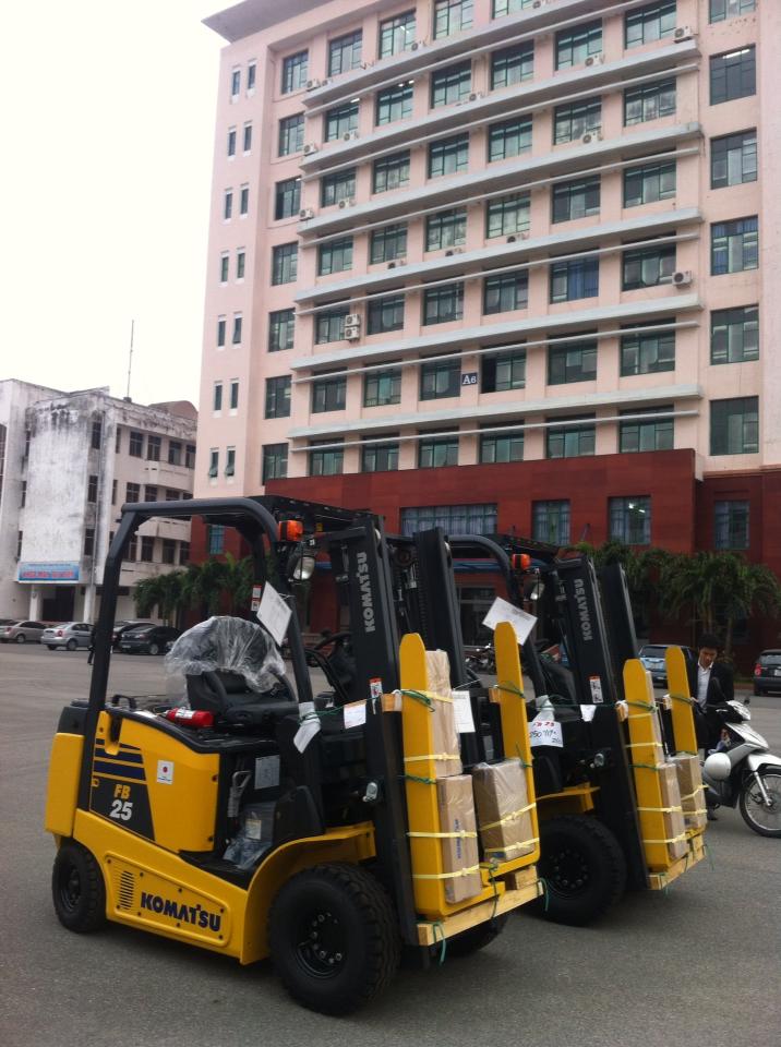 Giá xe nâng điện Komatsu 2.5-3.0 tấn.