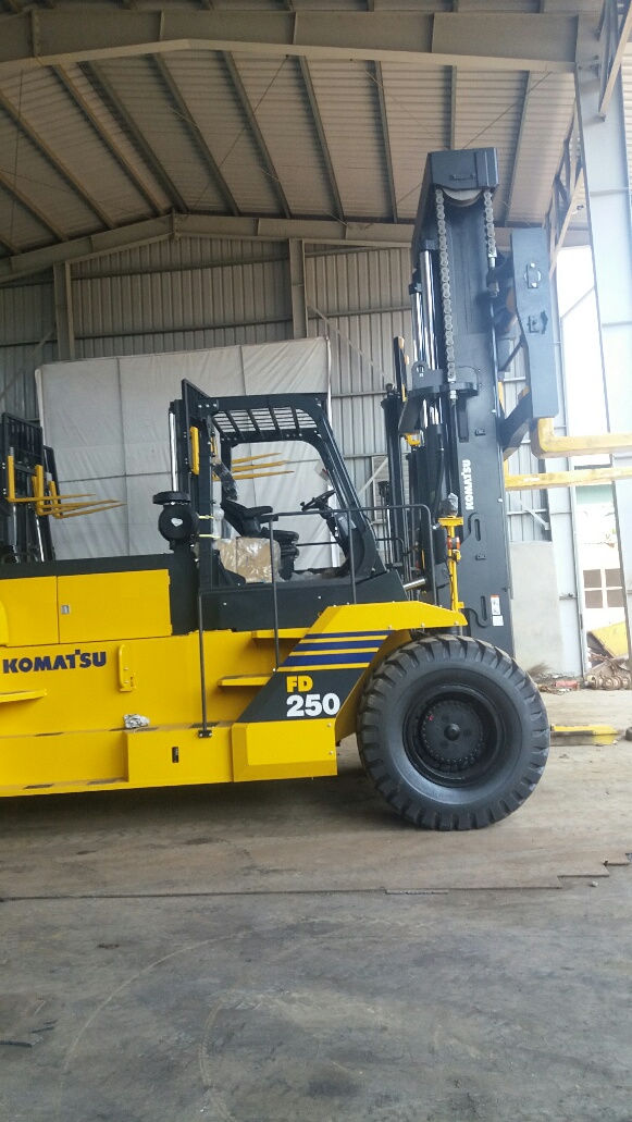 Xe nâng hàng Komatsu 20 - 25 tấn