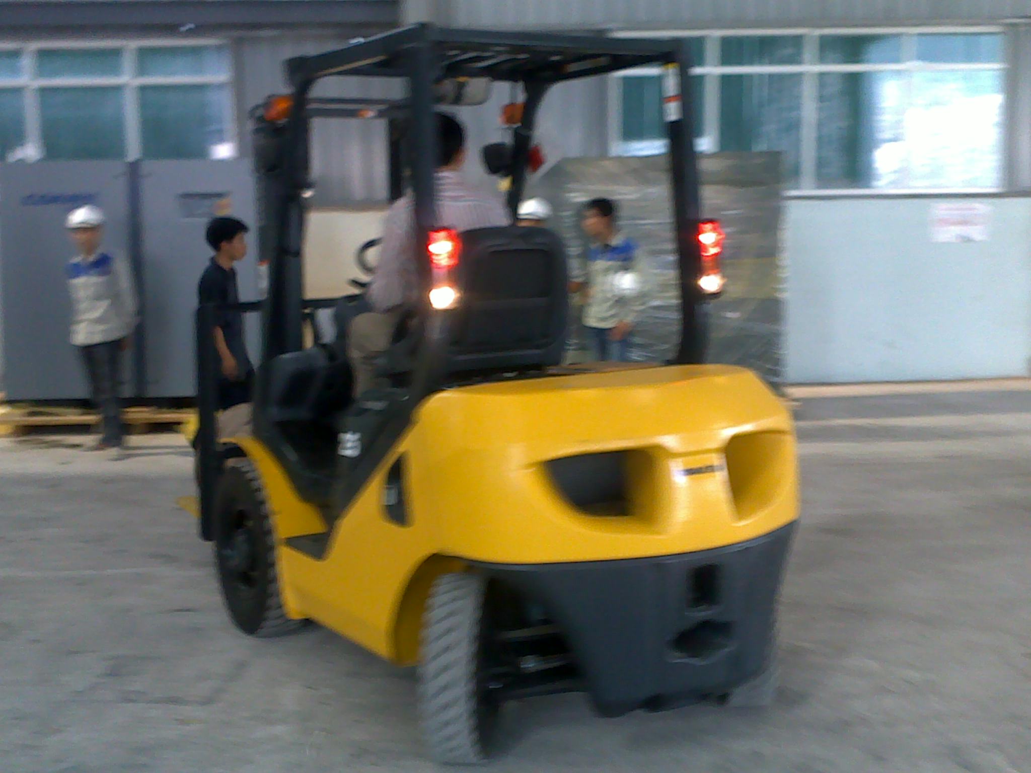 Cho thuê xe nâng diesel Komatsu mới 100% và qua sử dụng.