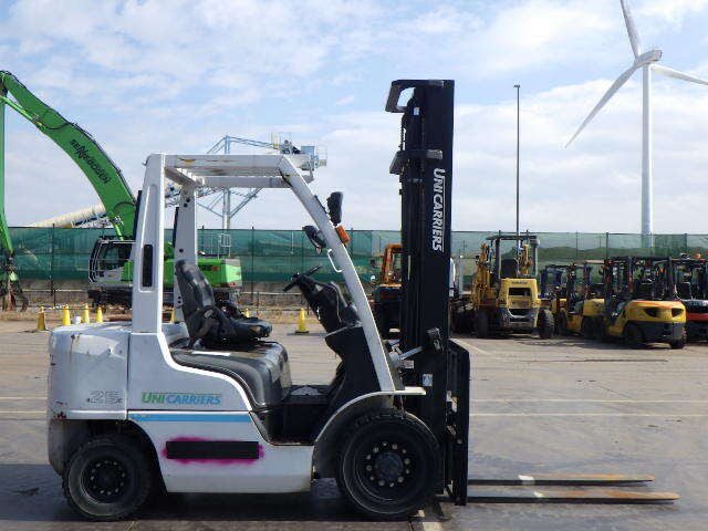 Xe nâng xăng UNICARRIERS 2.5 tấn UNI-EBT-P1F2